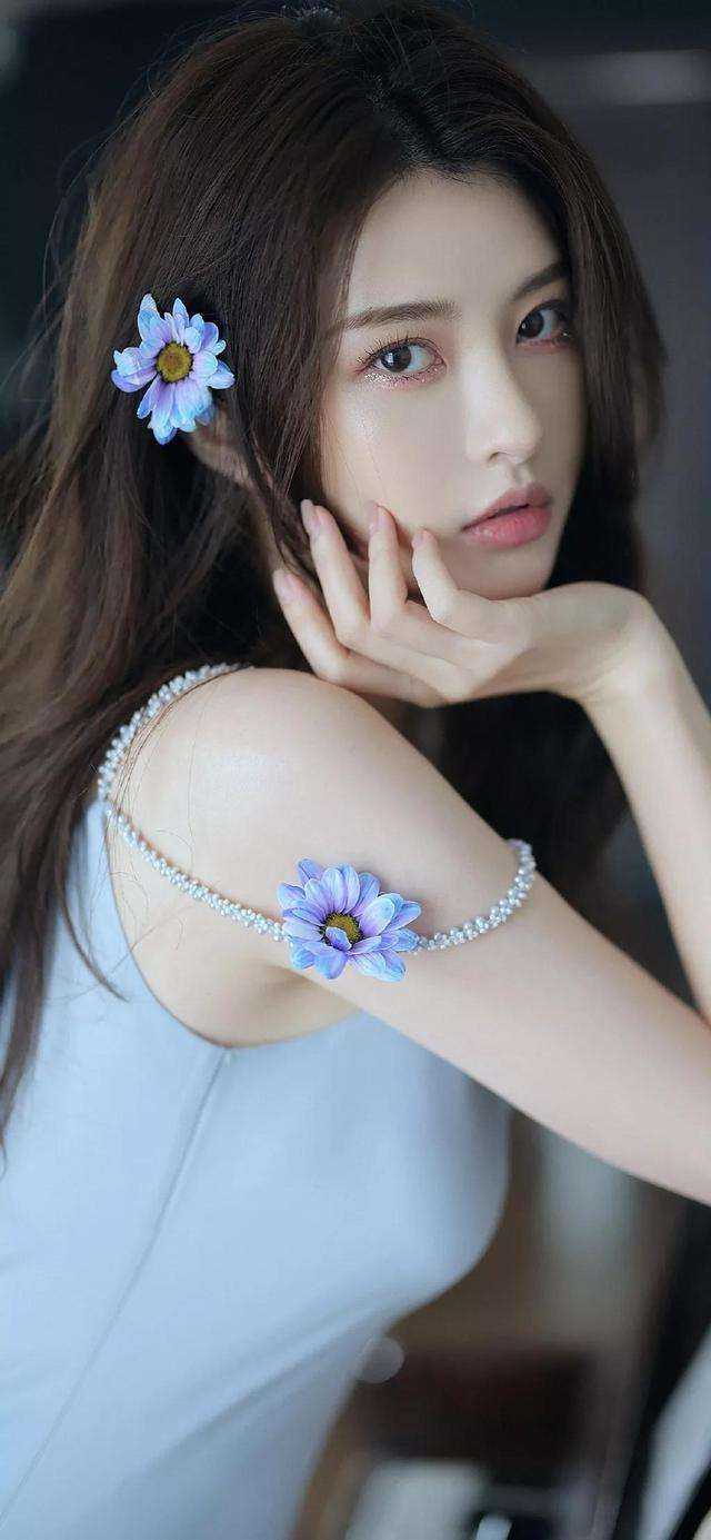 女友和别人的订婚宴上热搜，我反手送她全家吃牢饭小说全文免费