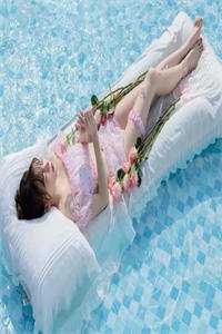 逃出囚笼归来，她将世子踢下神坛全文+免费